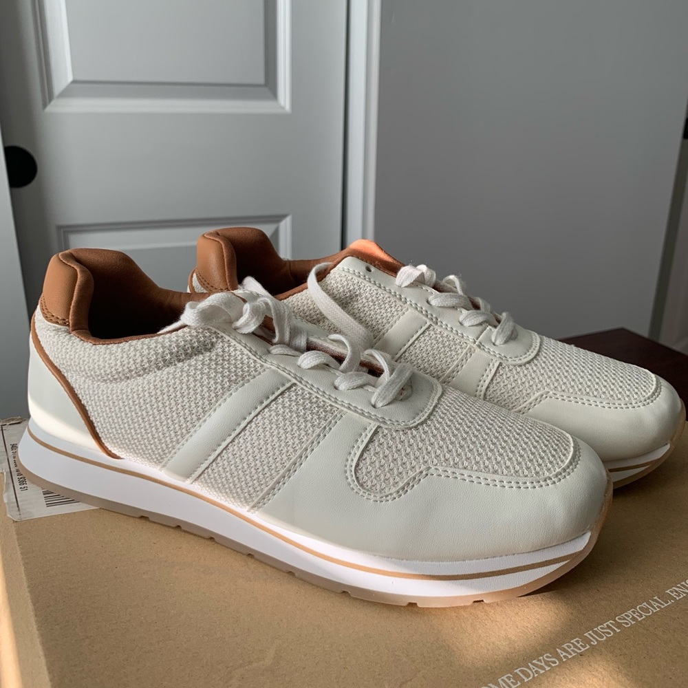 Brand new Banana Republic size 9 white/tan sneakers
